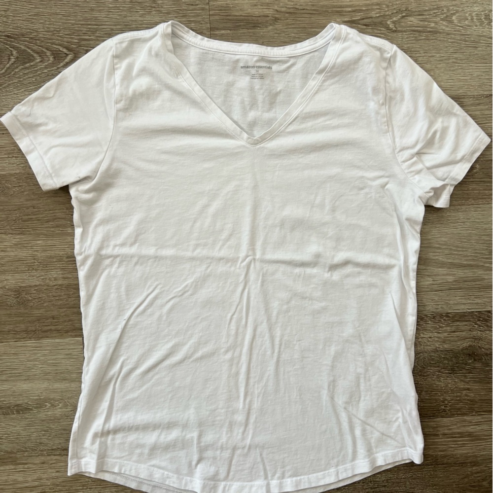Amazon Essentials V-Neck Tee Medium